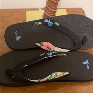 Sanuk women’s flip flops